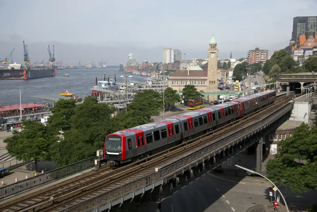 Hamburger Hochbahn am Hafen nahe dem Michel